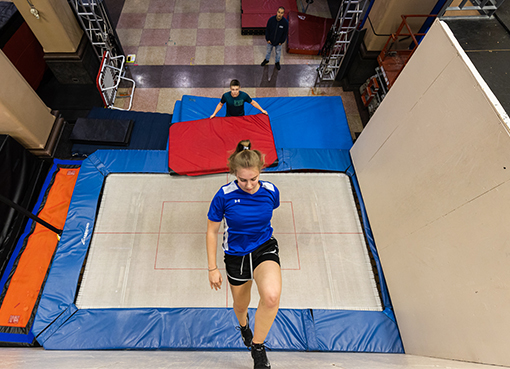 Acrobate qui fait du trampoline vu de haut